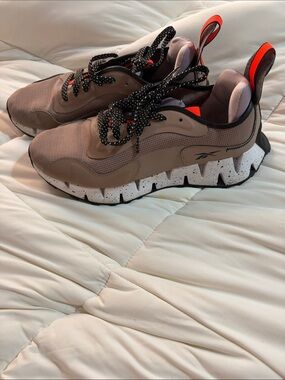 Reebok Tan and Black Zig-Style Athletic Sneakers with Red Accents